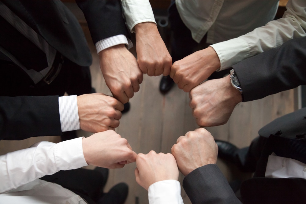 A group of business people forming a circle.
Keywords: List