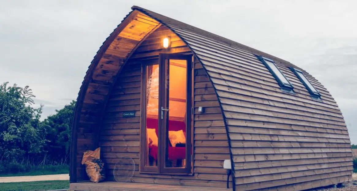 A horse-friendly, luxury glamping cabin nestled in the middle of a serene field on the Lincolnshire Border.