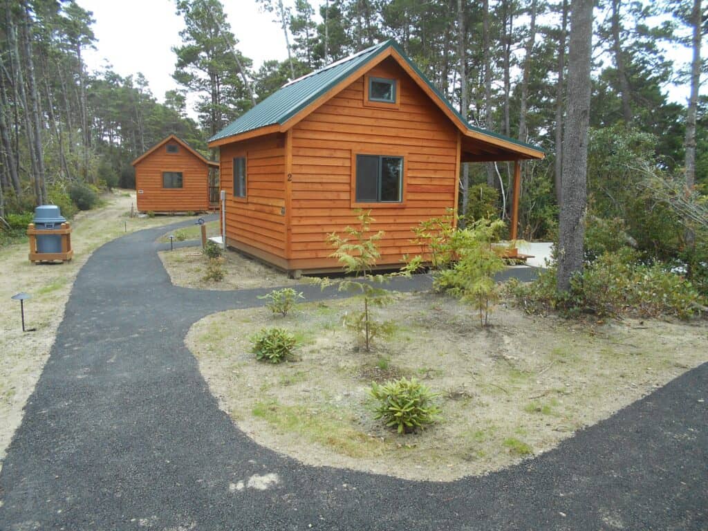 Twee hutten gelegen op de camping Harbor Vista.