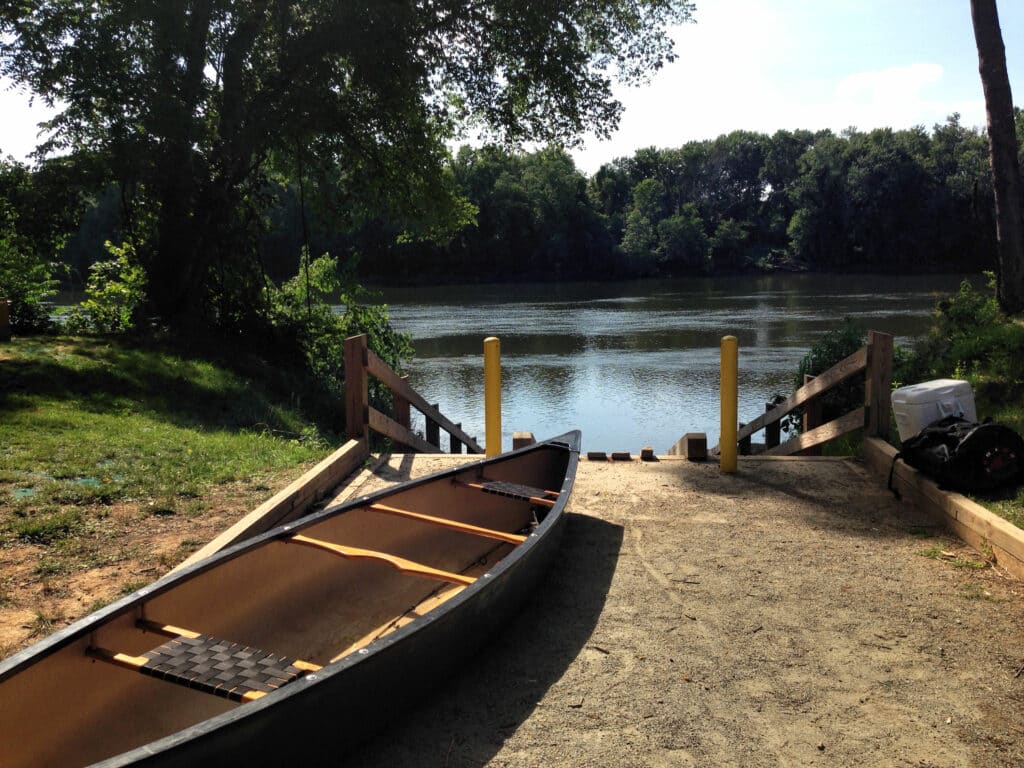 Available ang black canoe para gamitin sa Powhatan State Park.