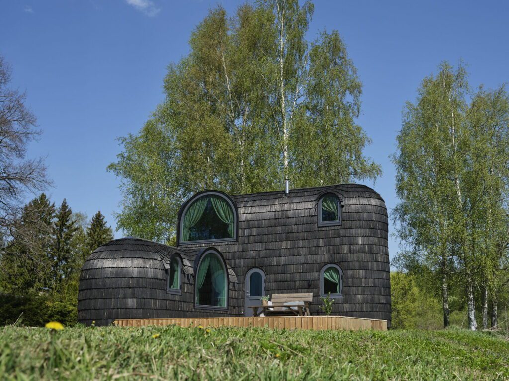 A Double-Decker Igluhut in the middle of a grassy field at Glampgrounds.