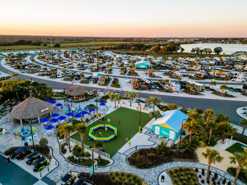 En luftfoto af Camp Margaritaville Auburndale, en forlystelsespark i skumringen.